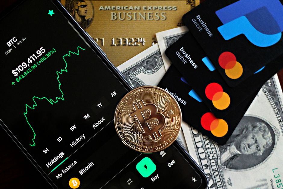 카드와 지역화폐 앱에서 잔액을 확인하는 장면