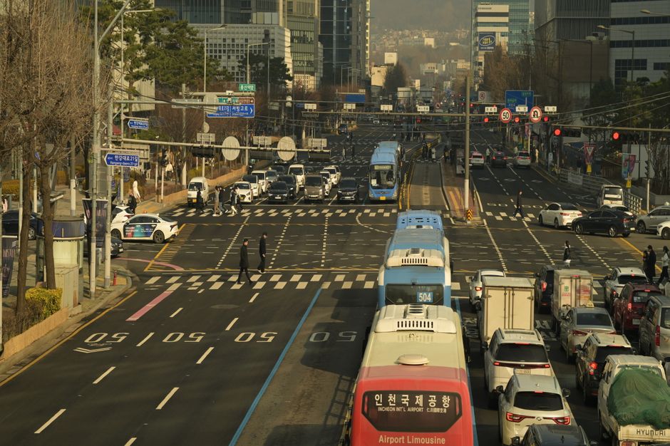 우회전에서는 깜빡이보다 정지선과 보행자 확인이 먼저다.