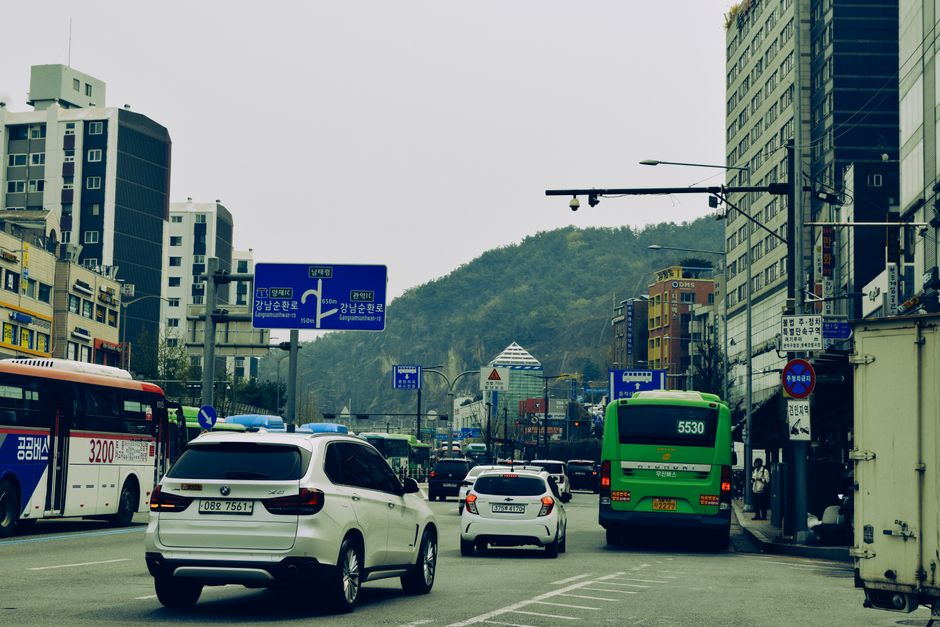 차량번호 끝자리에 따라 평일 하루 운행을 쉬면 보험료를 환급받는다.