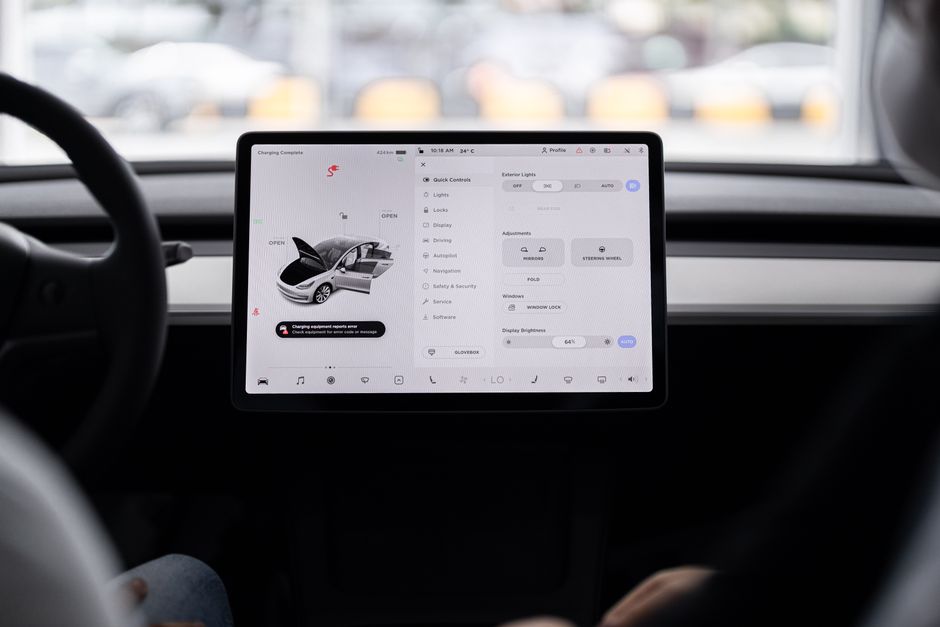 호환 차량의 기능은 최신 Tesla OS와 무선 업데이트를 통해 활성화된다.